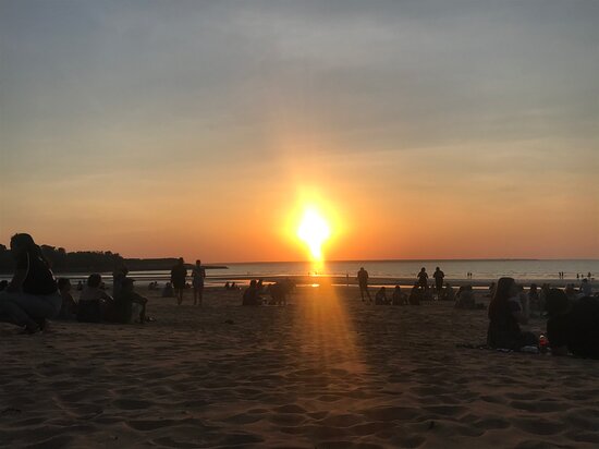 https://mdw-travel-data-us-east-1.s3.amazonaws.com/img/country/Australia/Mindil-Beach/img_01.jpg
