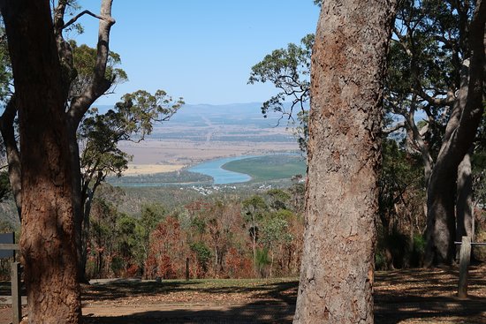 https://mdw-travel-data-us-east-1.s3.amazonaws.com/img/country/Australia/Mount-Archer-National-Park/img_02.jpg