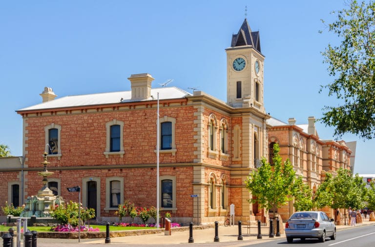https://mdw-travel-data-us-east-1.s3.amazonaws.com/img/country/Australia/Mount-Gambier/img_01.jpg