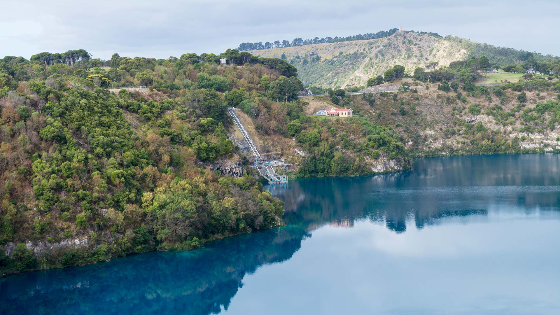 https://mdw-travel-data-us-east-1.s3.amazonaws.com/img/country/Australia/Mount-Gambier/img_02.jpg