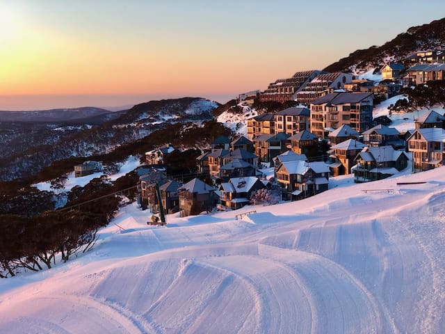 https://mdw-travel-data-us-east-1.s3.amazonaws.com/img/country/Australia/Mount-Hotham/img_03.jpg