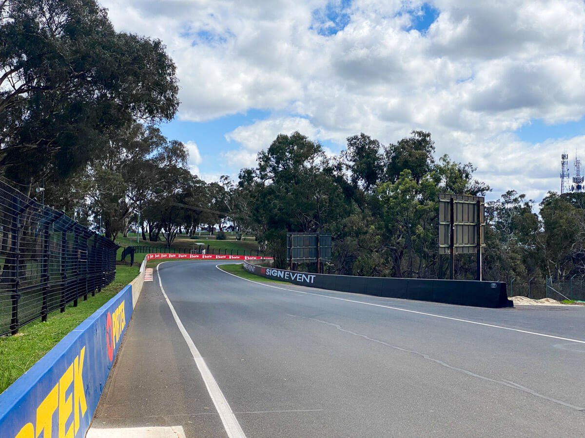 https://mdw-travel-data-us-east-1.s3.amazonaws.com/img/country/Australia/Mount-Panorama-Circuit/img_02.jpg