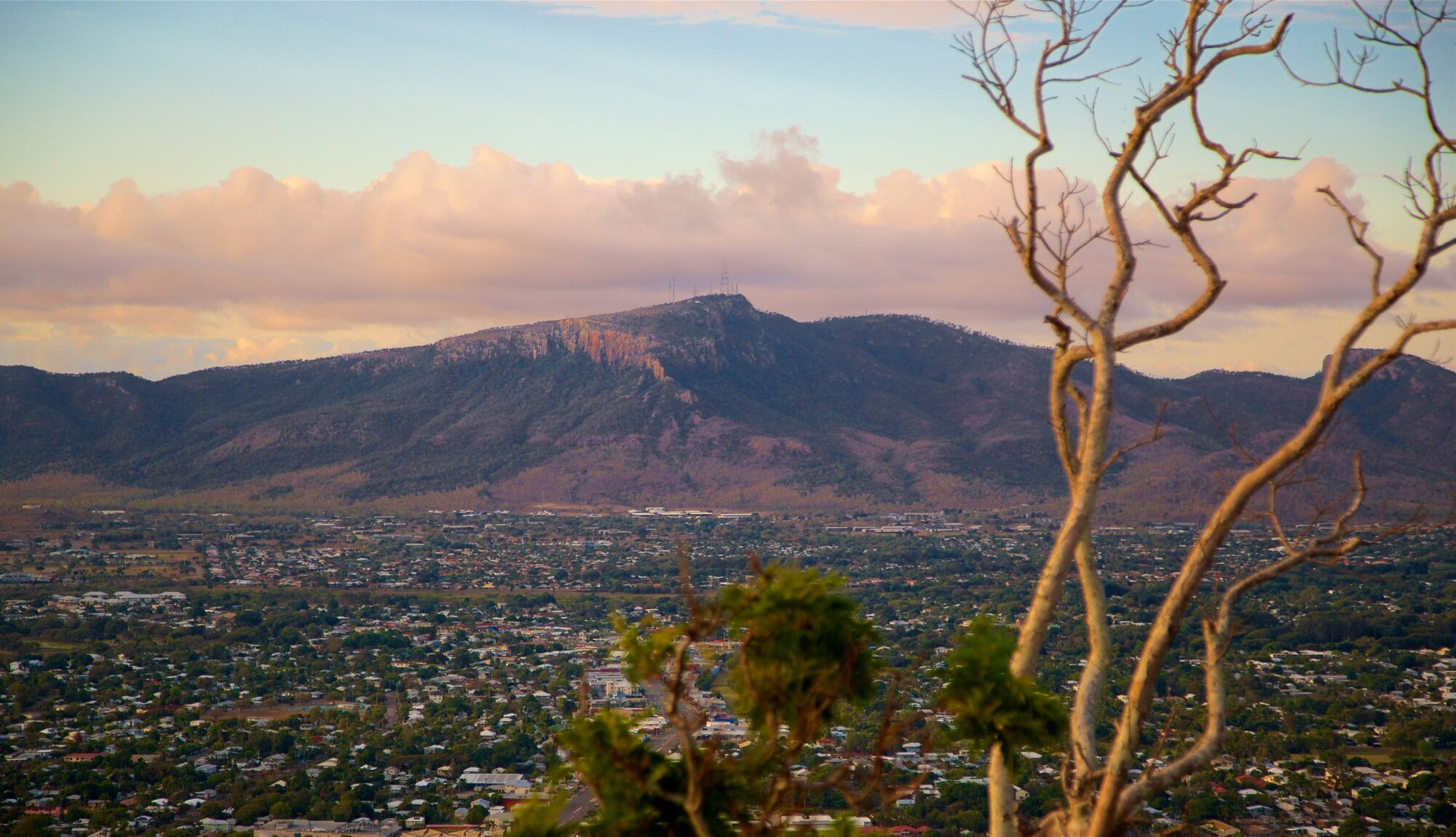 https://mdw-travel-data-us-east-1.s3.amazonaws.com/img/country/Australia/Mount-Stuart/img_00.jpg