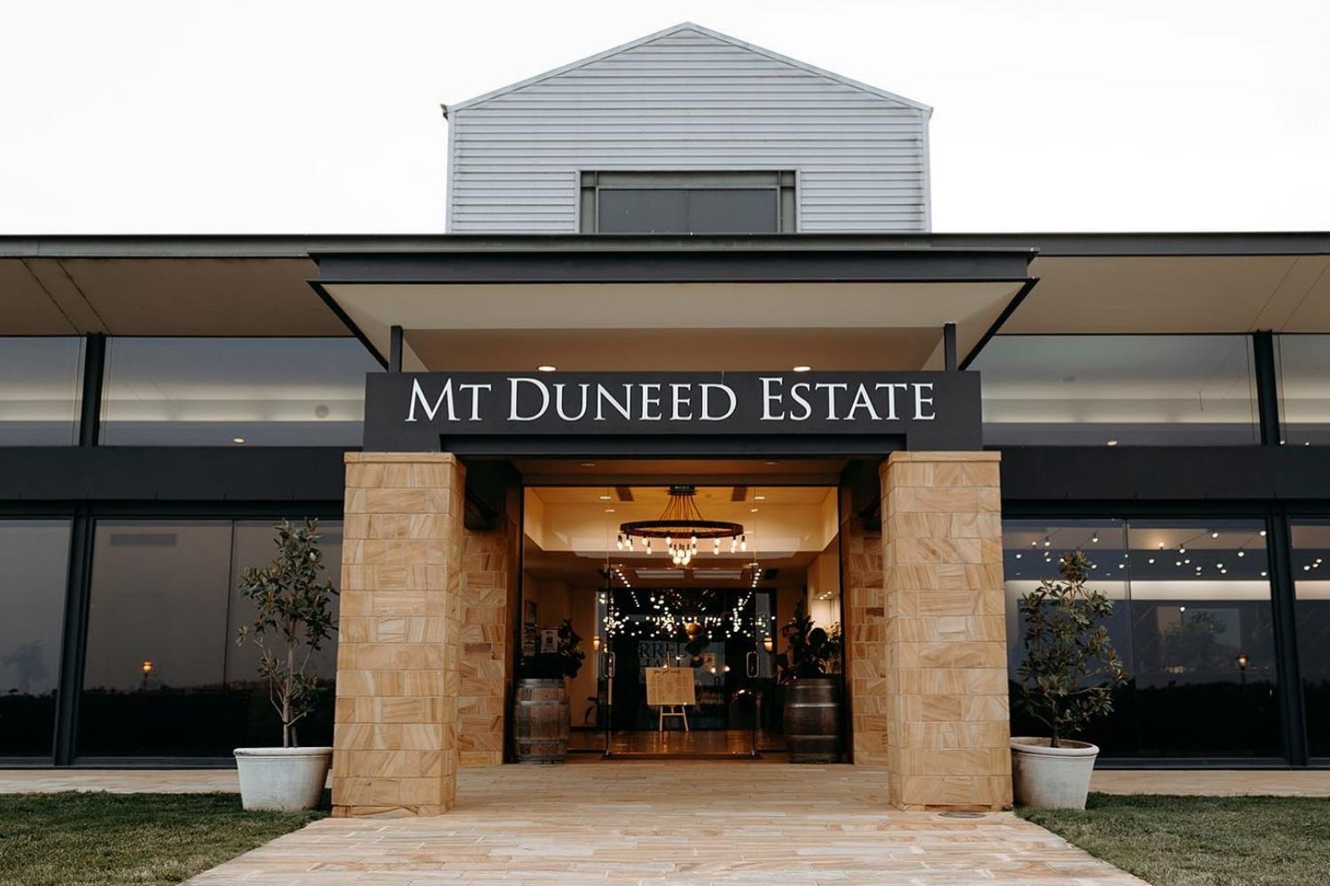 https://mdw-travel-data-us-east-1.s3.amazonaws.com/img/country/Australia/Mt-Duneed-Estate/img_02.jpg