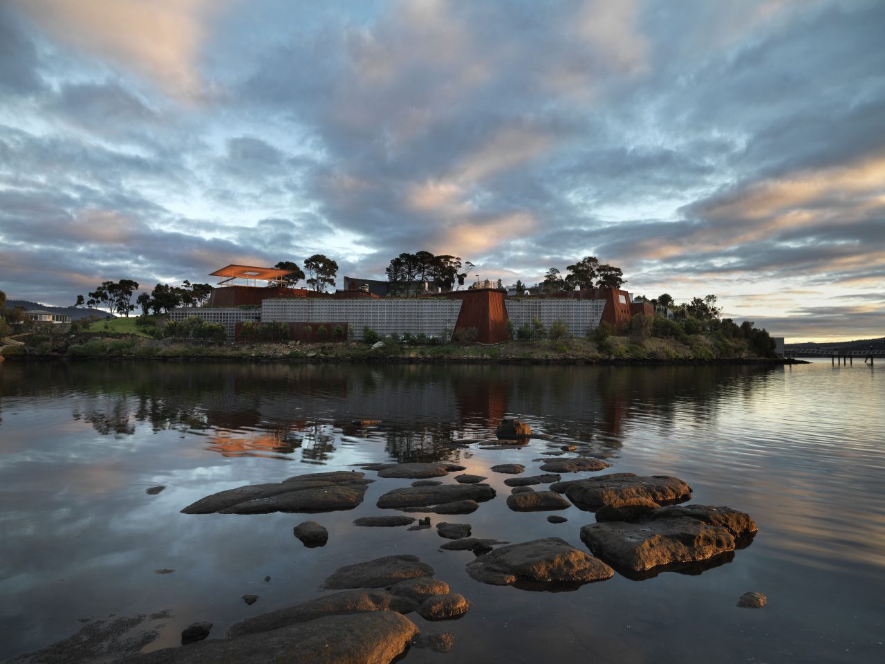 https://mdw-travel-data-us-east-1.s3.amazonaws.com/img/country/Australia/Museum-of-Old-and-New-Art---Mona-Ferry/img_02.jpg