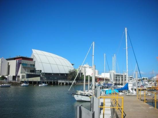 https://mdw-travel-data-us-east-1.s3.amazonaws.com/img/country/Australia/Museum-of-Tropical-Queensland-Dive-Into-History/img_03.jpg