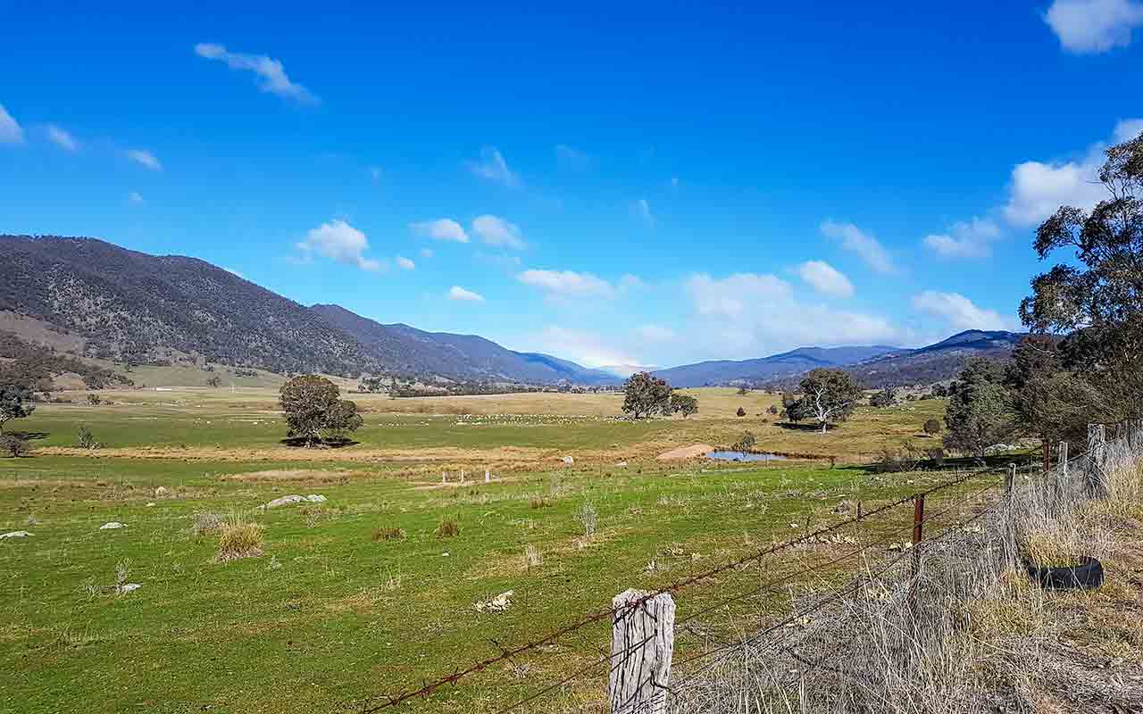 https://mdw-travel-data-us-east-1.s3.amazonaws.com/img/country/Australia/Namadgi-National-Park/img_00.jpg