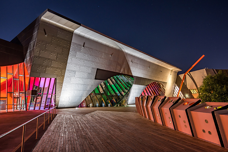 https://mdw-travel-data-us-east-1.s3.amazonaws.com/img/country/Australia/National-Museum-of-Australia/img_01.jpg
