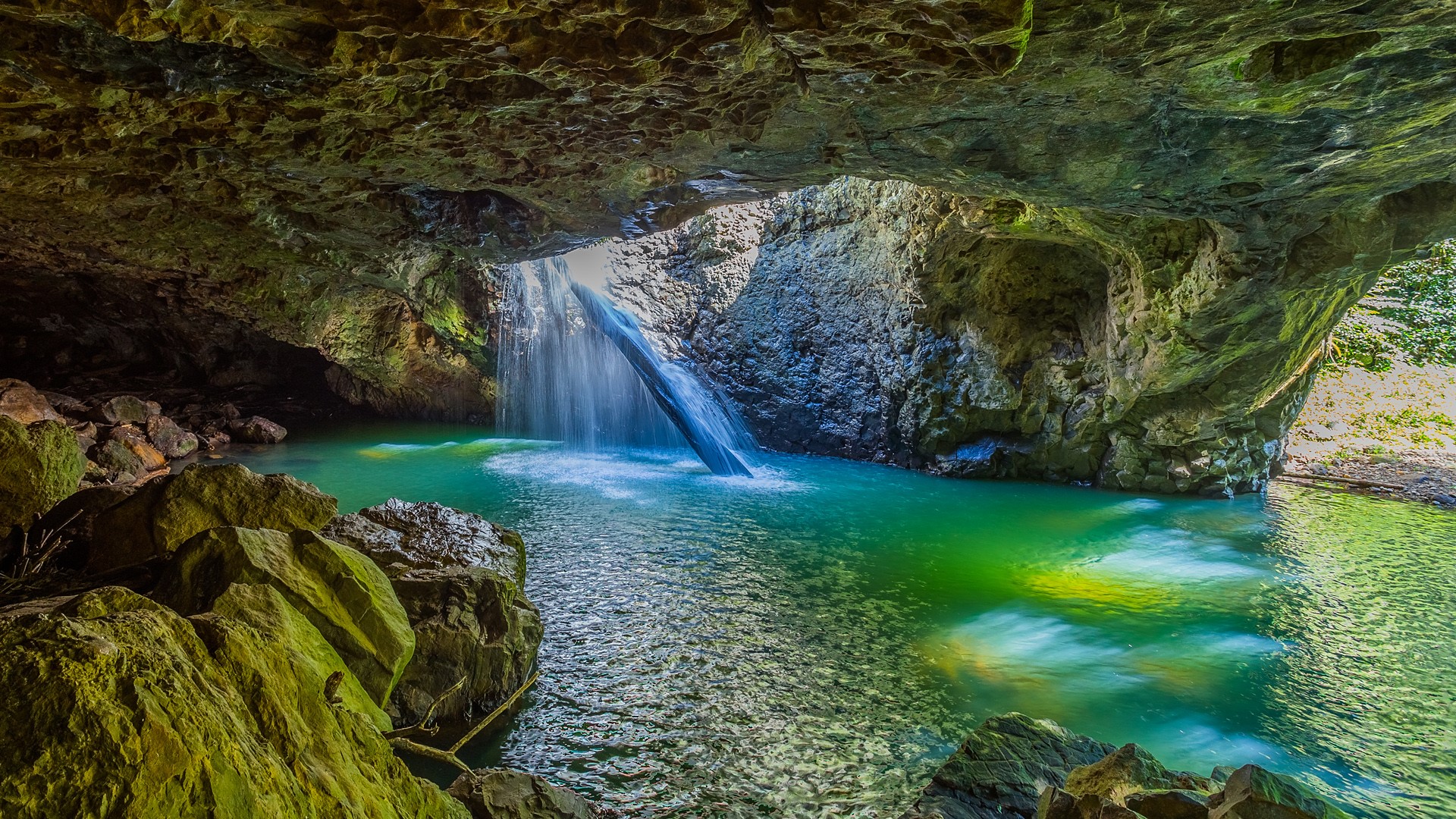 https://mdw-travel-data-us-east-1.s3.amazonaws.com/img/country/Australia/Natural-Bridge-Springbrook-National-Park/img_01.jpg