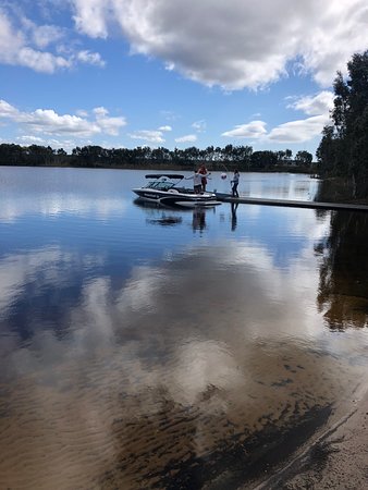 https://mdw-travel-data-us-east-1.s3.amazonaws.com/img/country/Australia/Oz-Ski-Resort/img_00.jpg