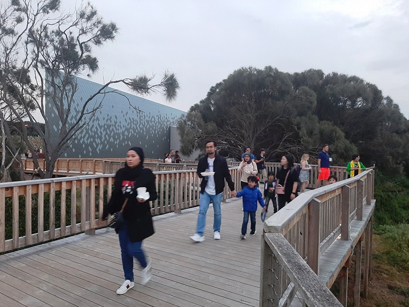 https://mdw-travel-data-us-east-1.s3.amazonaws.com/img/country/Australia/Penguin-Parade/img_02.jpg