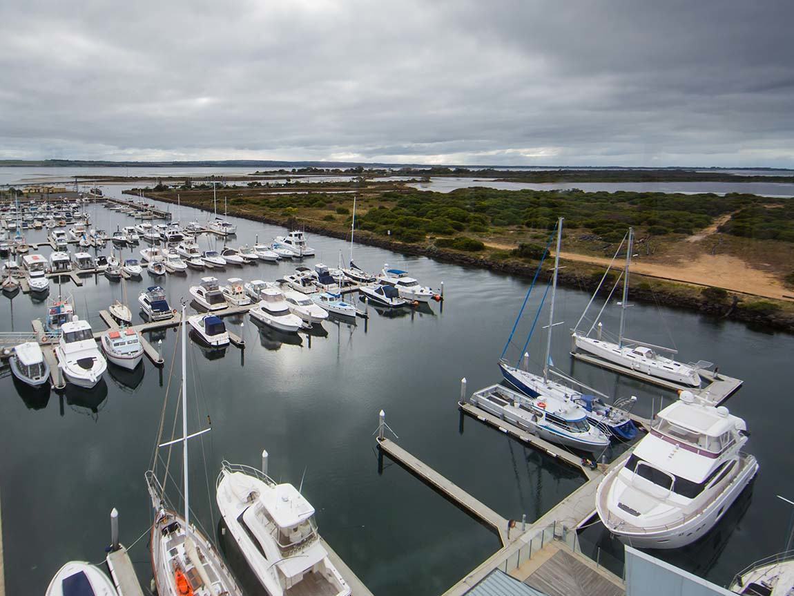 https://mdw-travel-data-us-east-1.s3.amazonaws.com/img/country/Australia/Queenscliff-Harbour/img_00.jpg