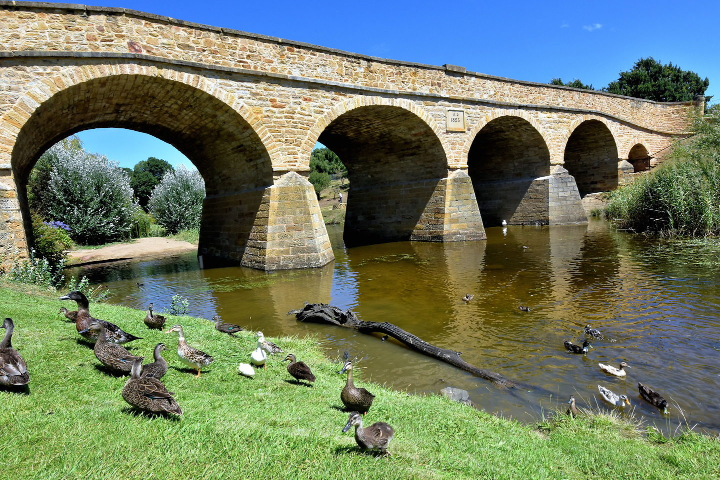 https://mdw-travel-data-us-east-1.s3.amazonaws.com/img/country/Australia/Richmond-Bridge/img_01.jpg
