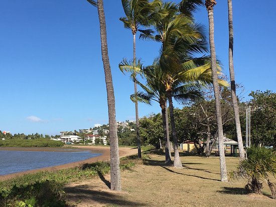 https://mdw-travel-data-us-east-1.s3.amazonaws.com/img/country/Australia/Rowes-Bay/img_00.jpg