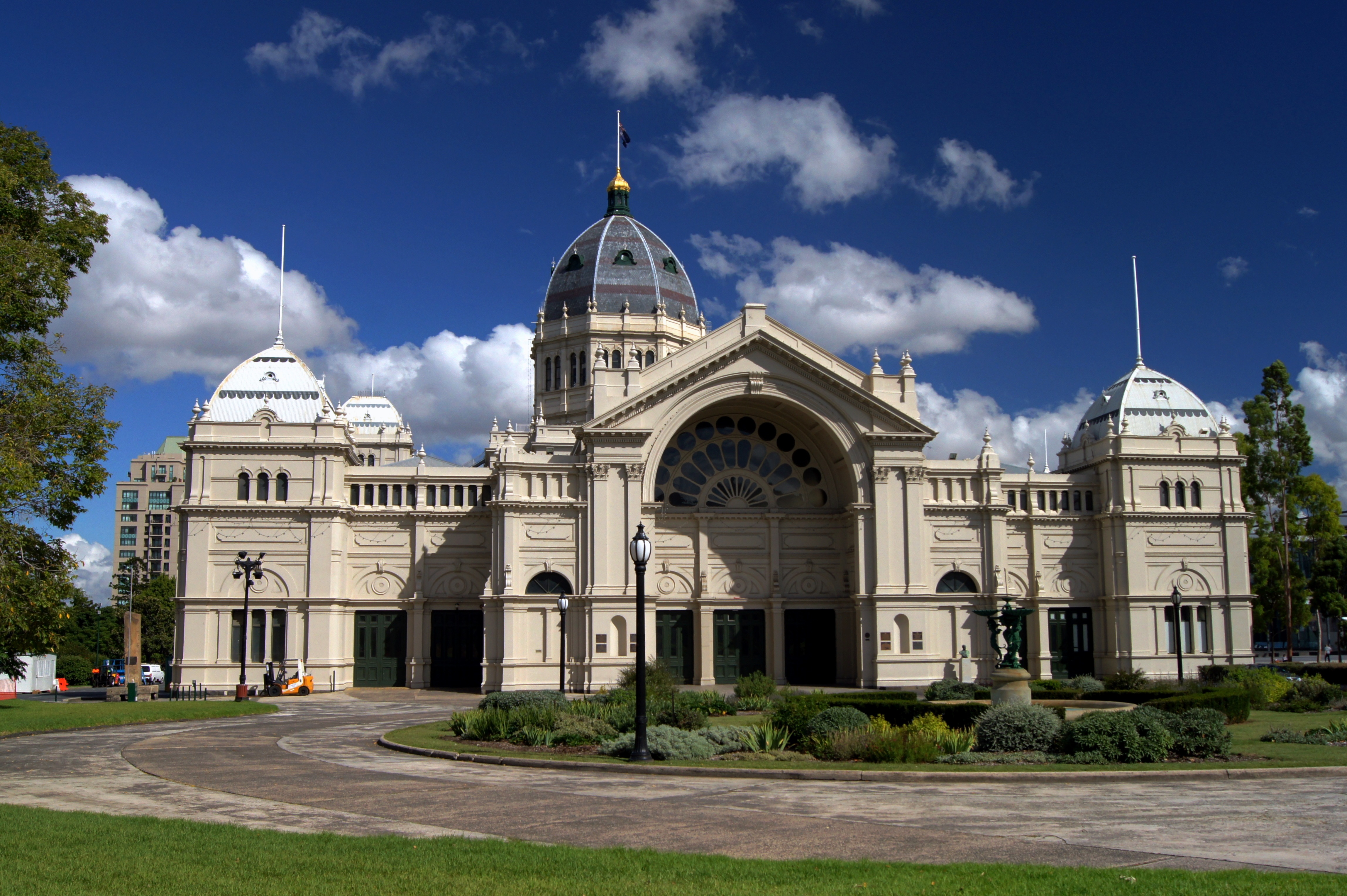 https://mdw-travel-data-us-east-1.s3.amazonaws.com/img/country/Australia/Royal-Exhibition-Building/img_02.jpg