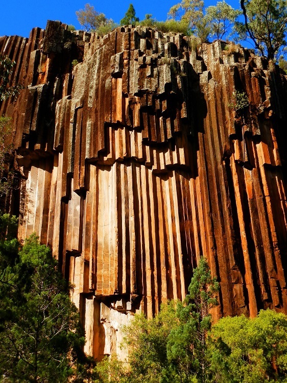https://mdw-travel-data-us-east-1.s3.amazonaws.com/img/country/Australia/Sawn-Rocks/img_01.jpg