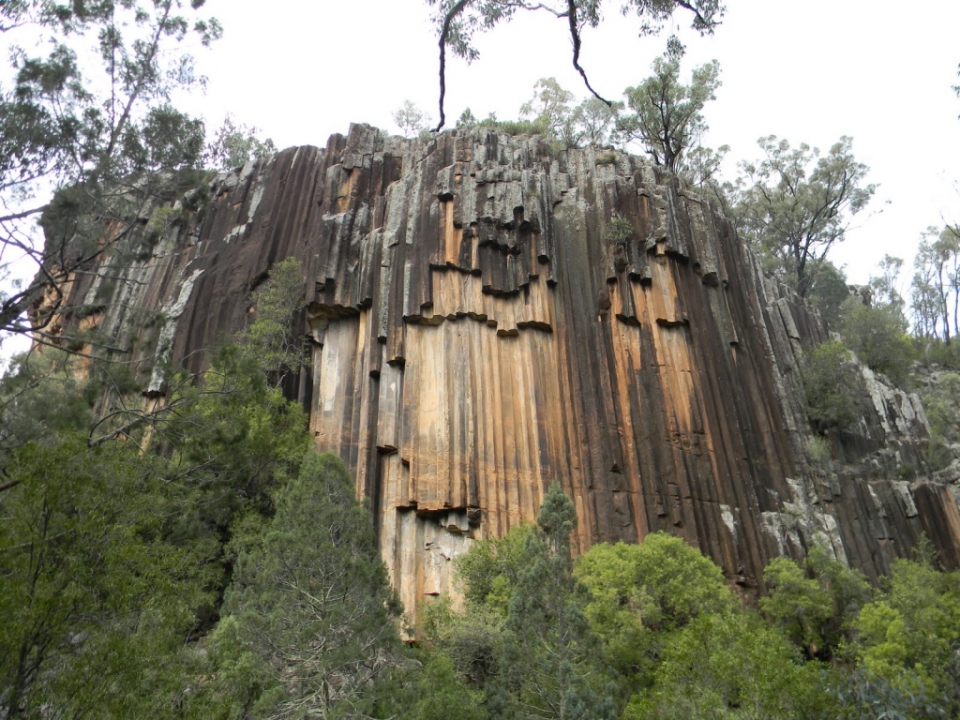 https://mdw-travel-data-us-east-1.s3.amazonaws.com/img/country/Australia/Sawn-Rocks/img_03.jpg