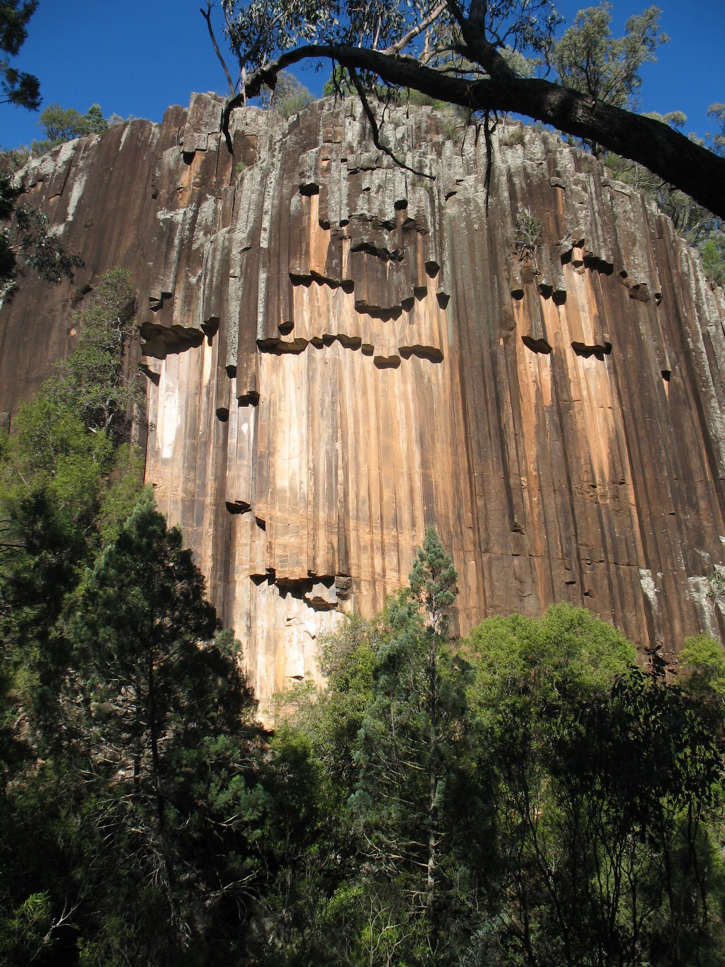 https://mdw-travel-data-us-east-1.s3.amazonaws.com/img/country/Australia/Sawn-Rocks/img_05.jpg