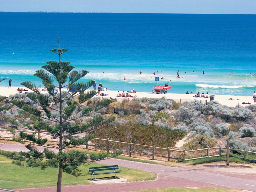 https://mdw-travel-data-us-east-1.s3.amazonaws.com/img/country/Australia/Scarborough-Beach/img_03.jpg