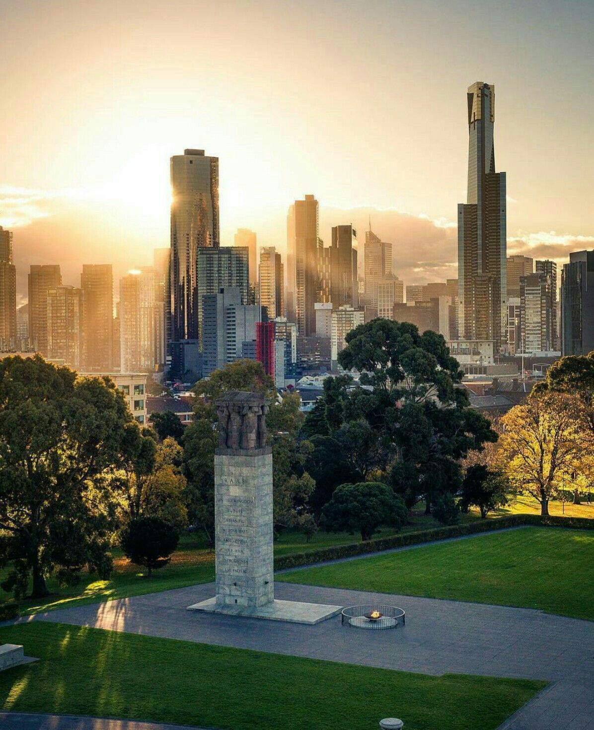 https://mdw-travel-data-us-east-1.s3.amazonaws.com/img/country/Australia/Shrine-of-Remembrance/img_03.jpg