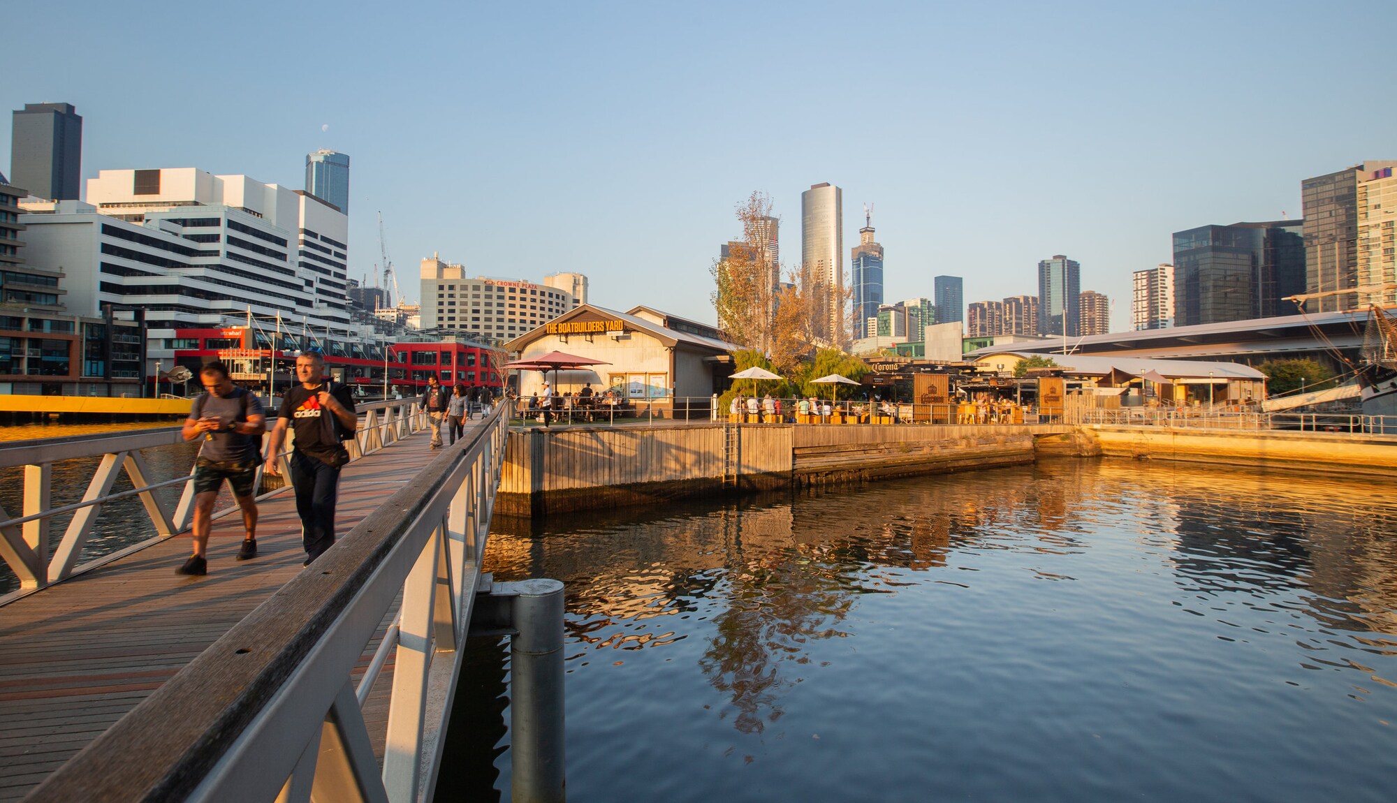 https://mdw-travel-data-us-east-1.s3.amazonaws.com/img/country/Australia/Southbank-Promenade/img_02.jpg