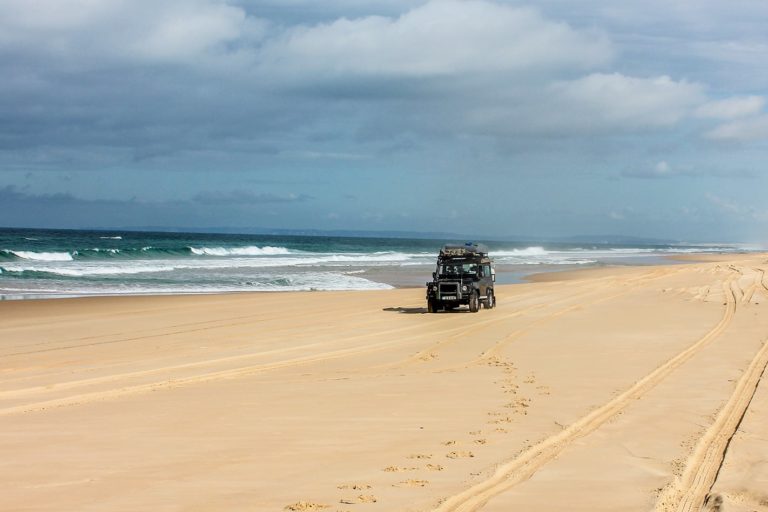 https://mdw-travel-data-us-east-1.s3.amazonaws.com/img/country/Australia/Stockton-Beach/img_01.jpg