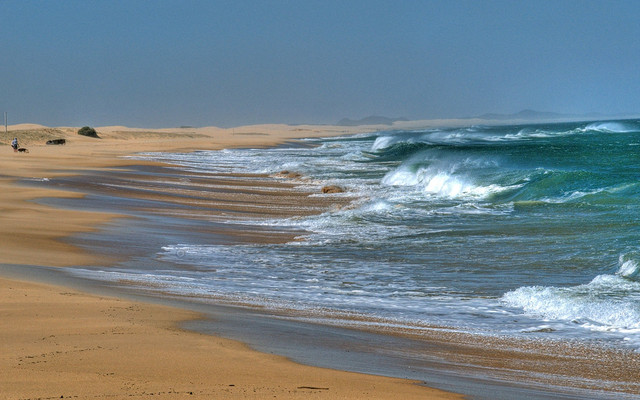 https://mdw-travel-data-us-east-1.s3.amazonaws.com/img/country/Australia/Stockton-Beach/img_02.jpg