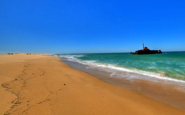 https://mdw-travel-data-us-east-1.s3.amazonaws.com/img/country/Australia/Stockton-Beach/img_04.jpg