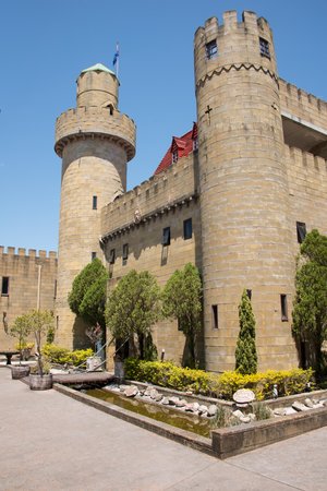 https://mdw-travel-data-us-east-1.s3.amazonaws.com/img/country/Australia/Sunshine-Castle/img_03.jpg