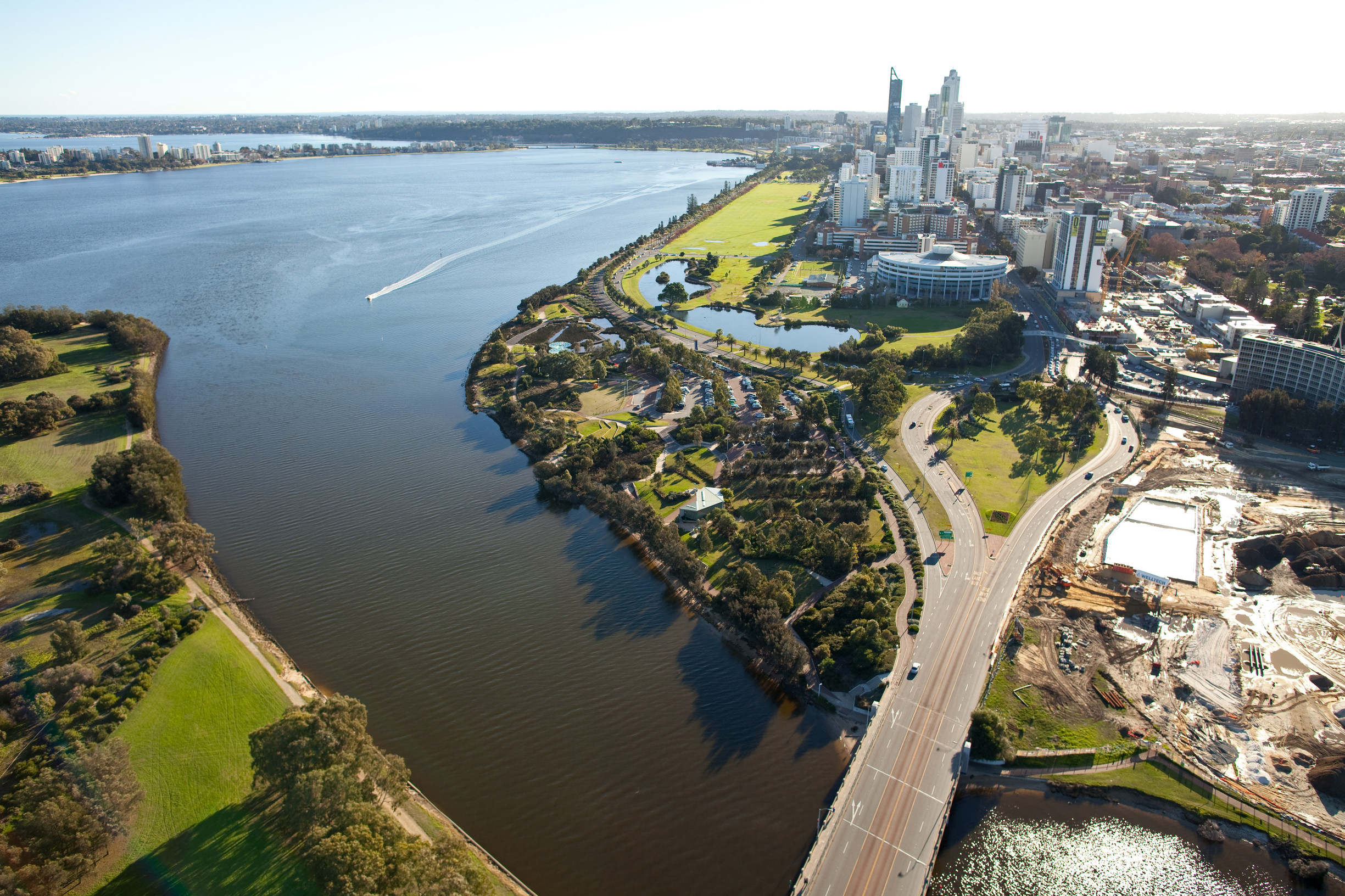 https://mdw-travel-data-us-east-1.s3.amazonaws.com/img/country/Australia/Swan-River/img_03.jpg