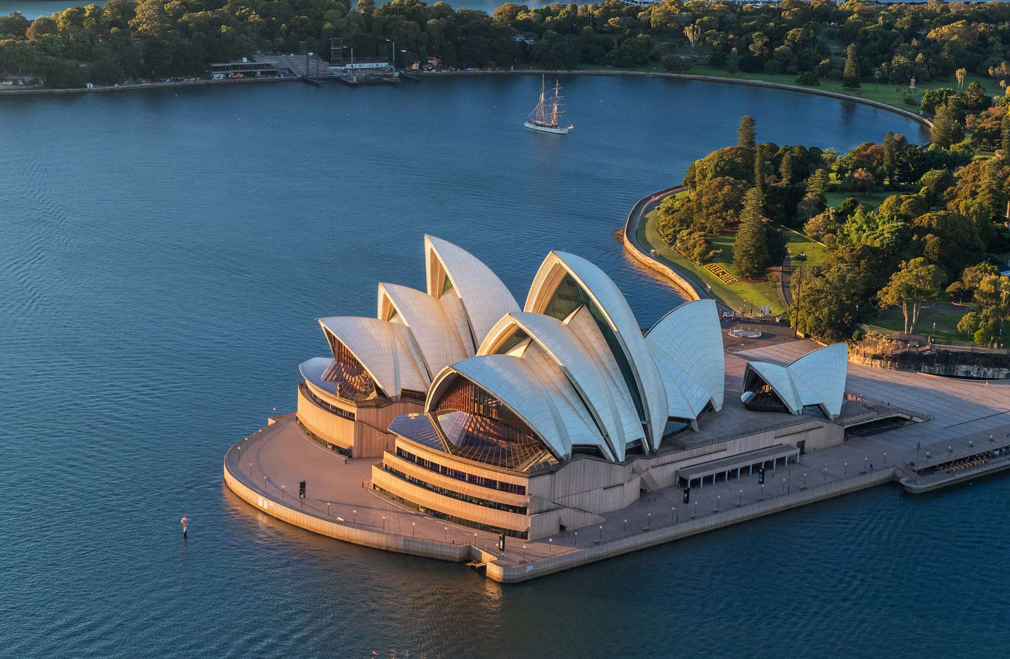 https://mdw-travel-data-us-east-1.s3.amazonaws.com/img/country/Australia/Sydney-Opera-House/img_02.jpg