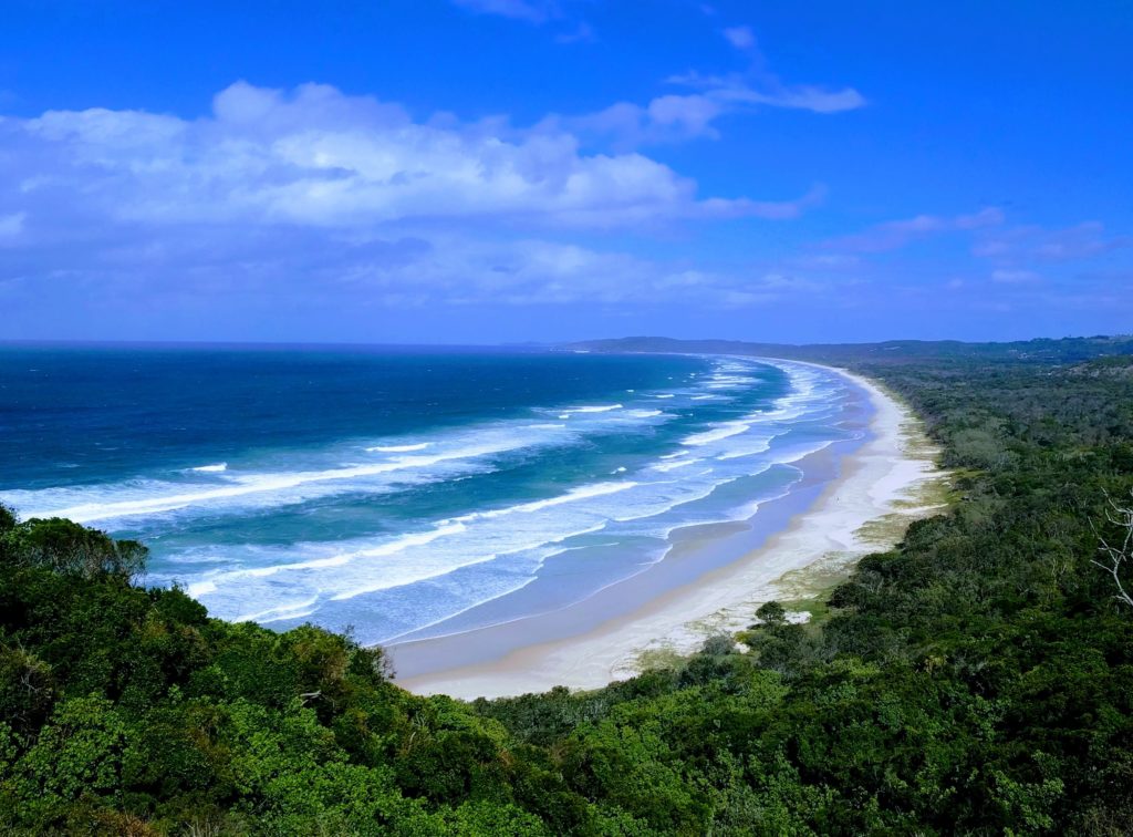 https://mdw-travel-data-us-east-1.s3.amazonaws.com/img/country/Australia/Tallow-Beach/img_00.jpg