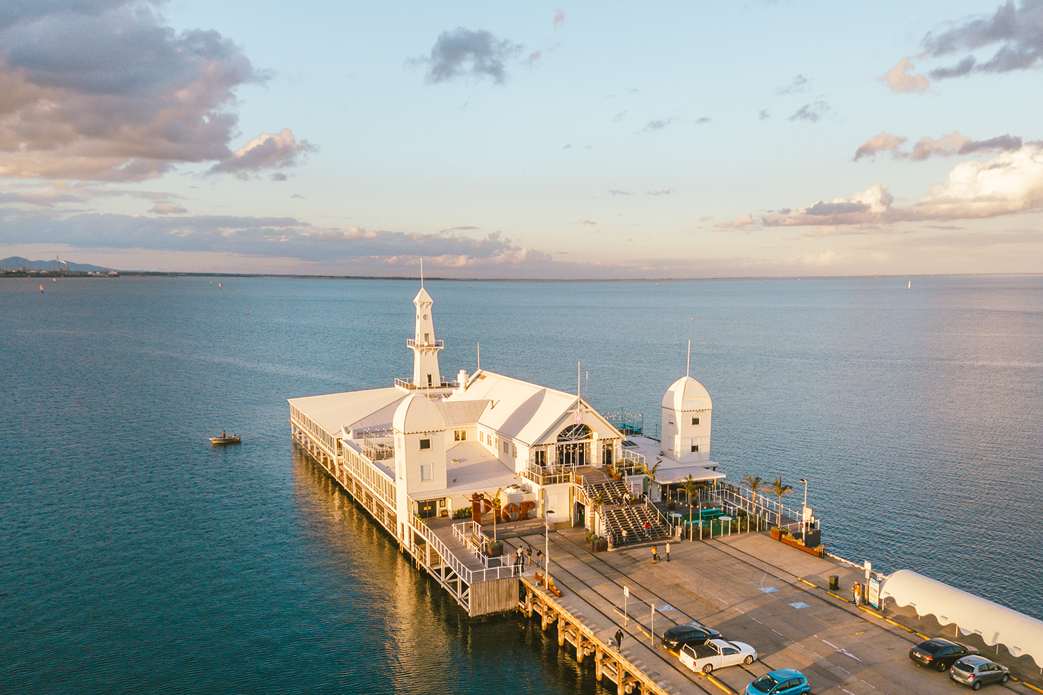 https://mdw-travel-data-us-east-1.s3.amazonaws.com/img/country/Australia/The-Pier-Geelong/img_01.jpg