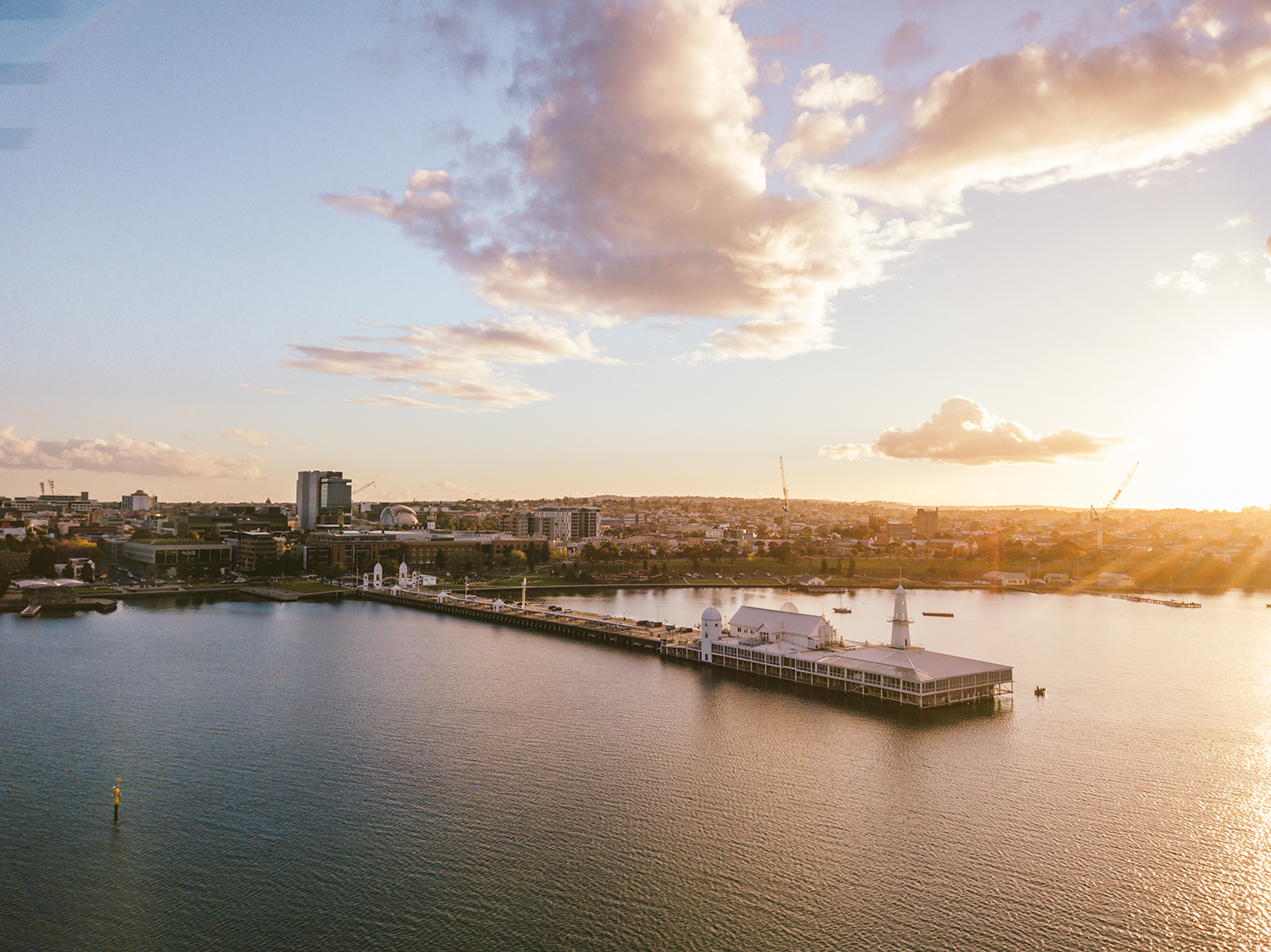 https://mdw-travel-data-us-east-1.s3.amazonaws.com/img/country/Australia/The-Pier-Geelong/img_02.jpg