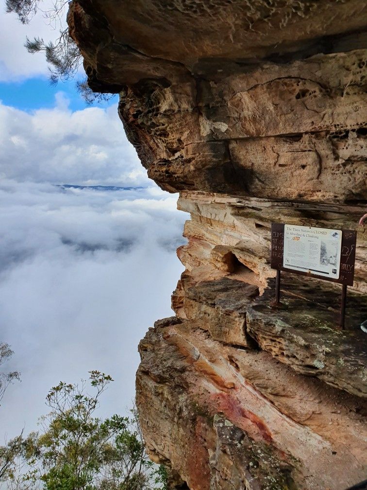 https://mdw-travel-data-us-east-1.s3.amazonaws.com/img/country/Australia/Three-Sisters/img_02.jpg