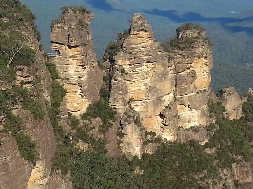 https://mdw-travel-data-us-east-1.s3.amazonaws.com/img/country/Australia/Three-Sisters/img_03.jpg
