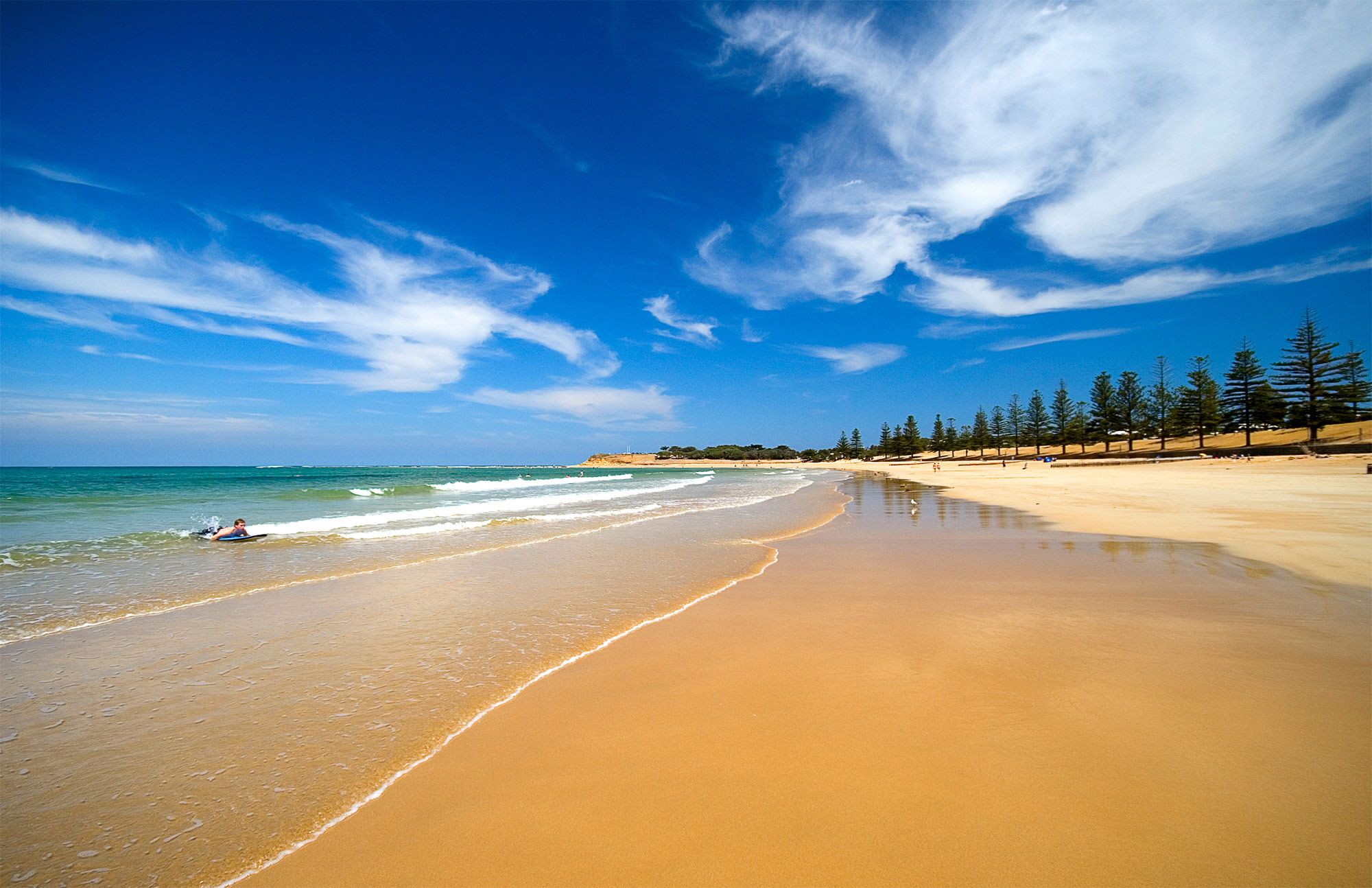 https://mdw-travel-data-us-east-1.s3.amazonaws.com/img/country/Australia/Torquay-Beach/img_01.jpg