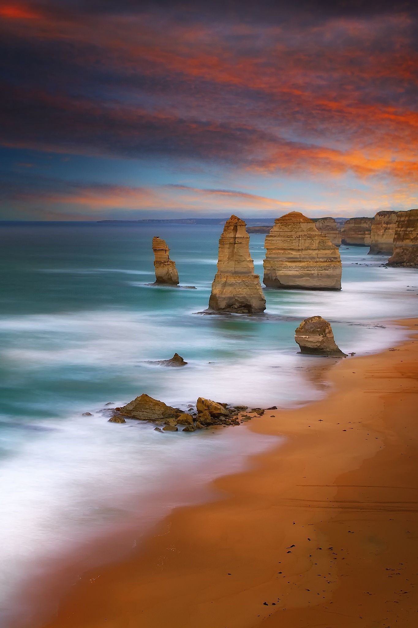 https://mdw-travel-data-us-east-1.s3.amazonaws.com/img/country/Australia/Twelve-Apostles/img_01.jpg