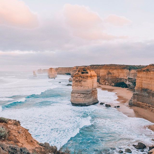 https://mdw-travel-data-us-east-1.s3.amazonaws.com/img/country/Australia/Twelve-Apostles/img_02.jpg