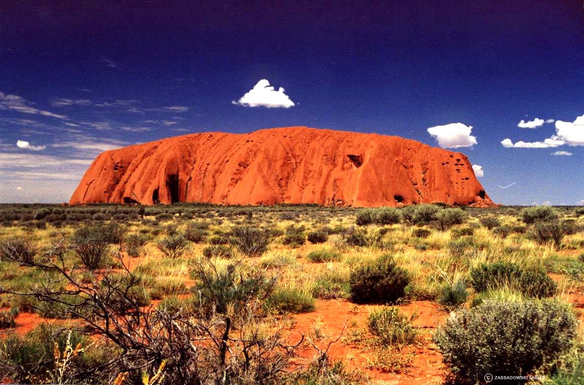 https://mdw-travel-data-us-east-1.s3.amazonaws.com/img/country/Australia/Uluru-Ayers-Rock/img_01.jpg