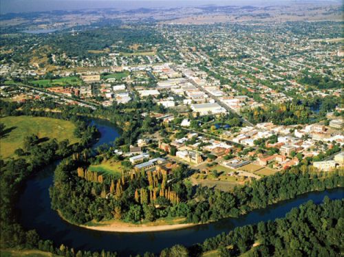 https://mdw-travel-data-us-east-1.s3.amazonaws.com/img/country/Australia/Wagga-Beach/img_01.jpg