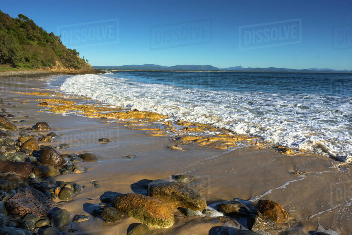 https://mdw-travel-data-us-east-1.s3.amazonaws.com/img/country/Australia/Wategos-Beach/img_03.jpg