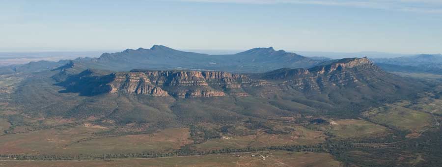 https://mdw-travel-data-us-east-1.s3.amazonaws.com/img/country/Australia/Wilpena-Pound/img_03.jpg