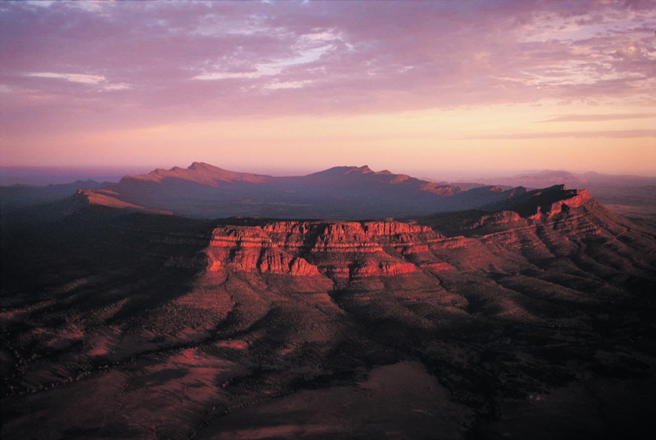 https://mdw-travel-data-us-east-1.s3.amazonaws.com/img/country/Australia/Wilpena-Pound/img_04.jpg