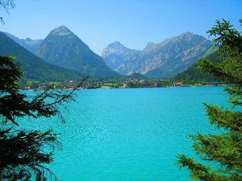 https://mdw-travel-data-us-east-1.s3.amazonaws.com/img/country/Austria/Achensee/img_01.jpg