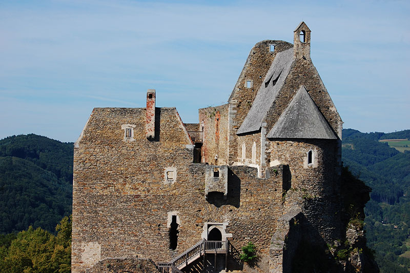 https://mdw-travel-data-us-east-1.s3.amazonaws.com/img/country/Austria/Aggstein-Castle/img_02.jpg