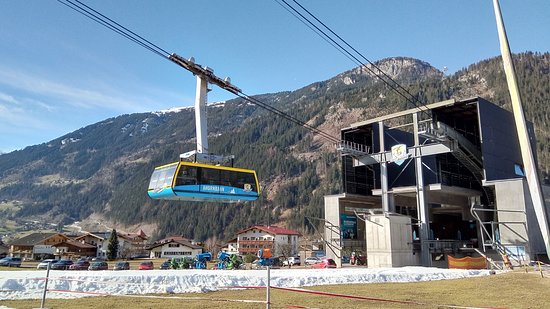 https://mdw-travel-data-us-east-1.s3.amazonaws.com/img/country/Austria/Ahornbahn-Mayrhofen/img_01.jpg