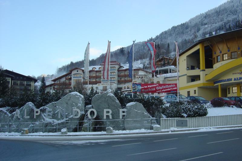 https://mdw-travel-data-us-east-1.s3.amazonaws.com/img/country/Austria/Alpendorf-Gondola/img_01.jpg