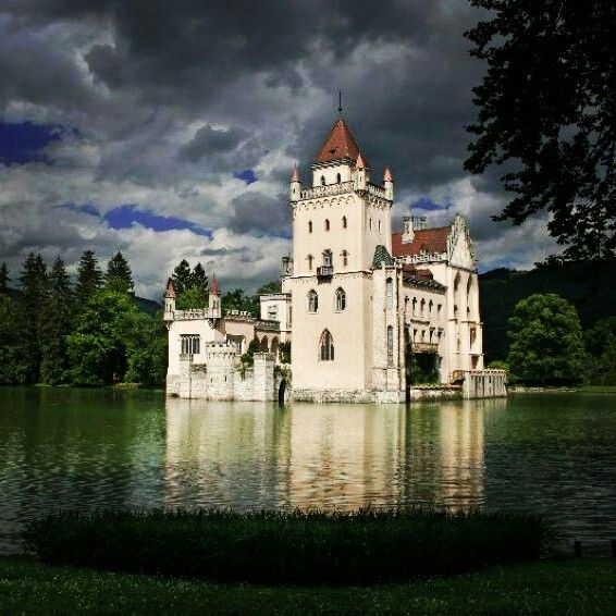 https://mdw-travel-data-us-east-1.s3.amazonaws.com/img/country/Austria/Anif-Palace/img_01.jpg