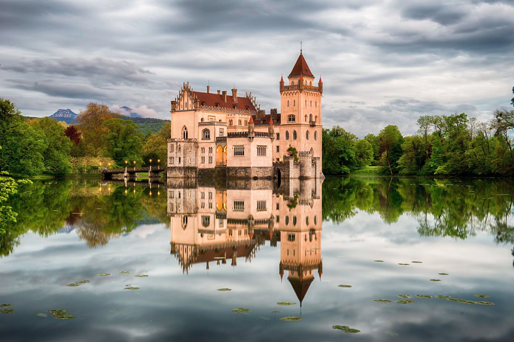 https://mdw-travel-data-us-east-1.s3.amazonaws.com/img/country/Austria/Anif-Palace/img_03.jpg